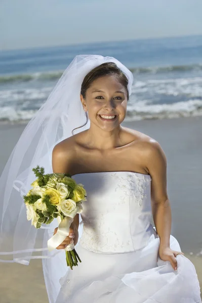 Braut mit Blumenstrauß am Strand — Stockfoto