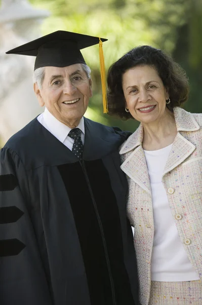 Старший выпускник и жена — стоковое фото