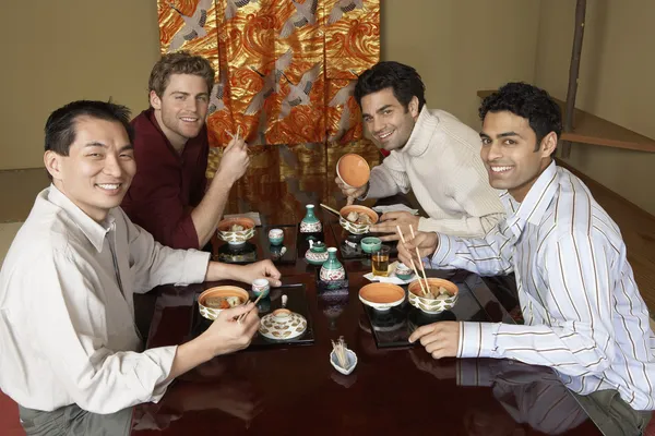 Muži jíst sushi — Stock fotografie