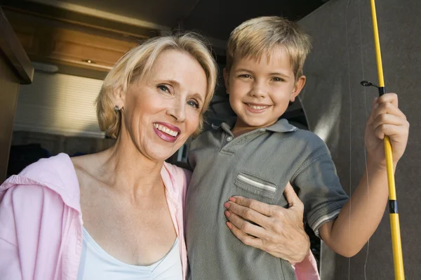 Madre con hijo sosteniendo caña de pescar — Foto de Stock