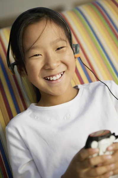 Κορίτσι ακούγοντας mp3 player — Φωτογραφία Αρχείου