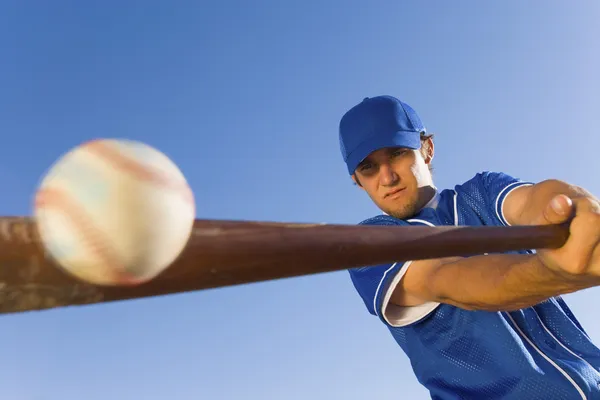 Jogador de beisebol batendo bola com morcego — Fotografia de Stock