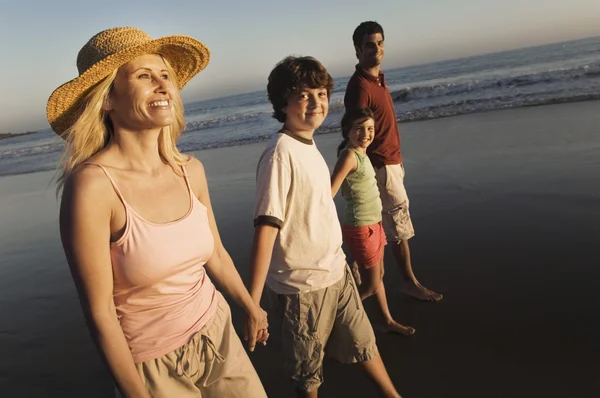해변을 걷는 가족 — 스톡 사진