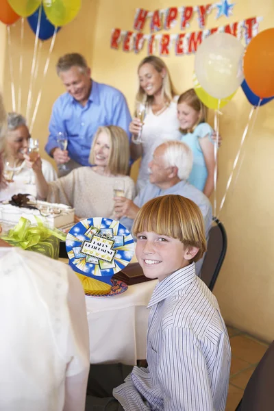 Niño con familia teniendo una fiesta de jubilación —  Fotos de Stock