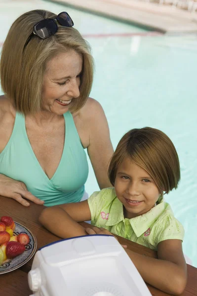 Chica con la abuela en la piscina — Foto de Stock
