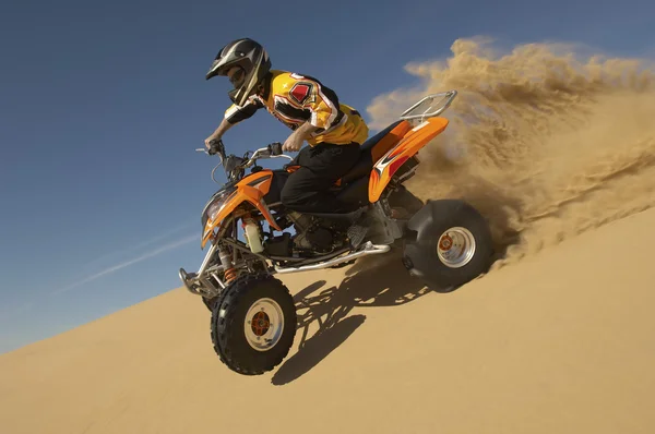 Man paardrijden quad bike — Stockfoto