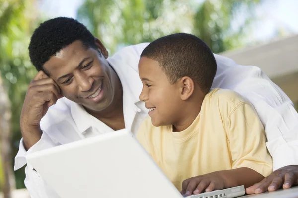 Père et fils utilisant un ordinateur portable — Photo