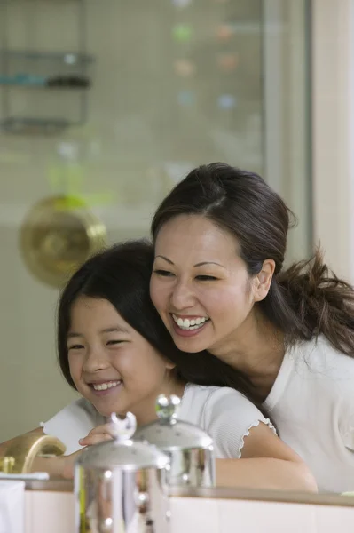 Mother and Daughter in Bathroom — Stock Photo, Image