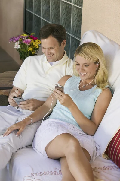 Man en vrouw gadgets gebruiken — Stockfoto