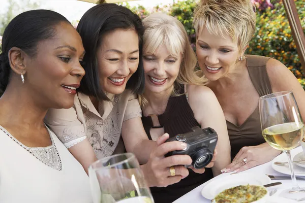 Friends looking at photos — Stock Photo, Image