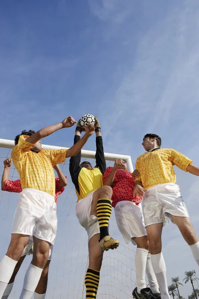 Jovens jogadores jogando futebol — Fotografia de Stock