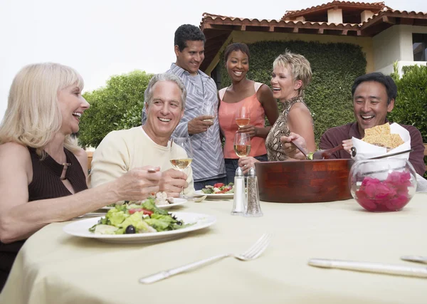 Amigos disfrutando de la cena — Foto de Stock