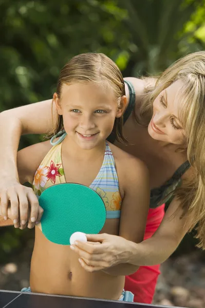 Mère enseignant à sa fille à jouer au ping-pong — Photo