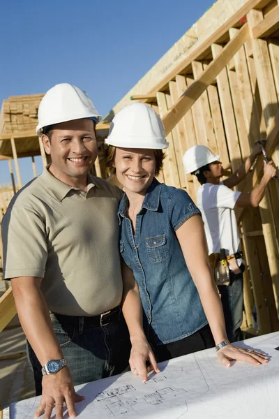 Couple au chantier de construction de la maison — Photo