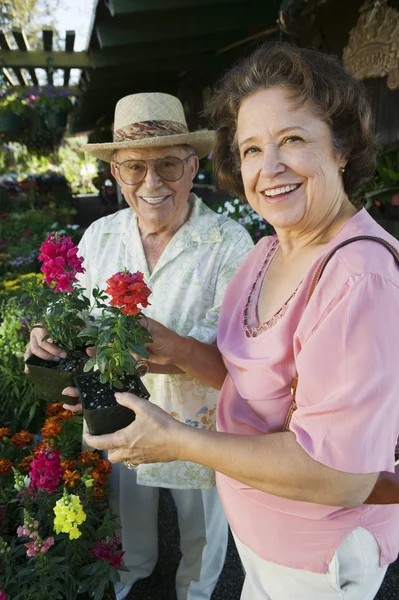 Senior Couple Shopping for Plants — Stock Photo, Image