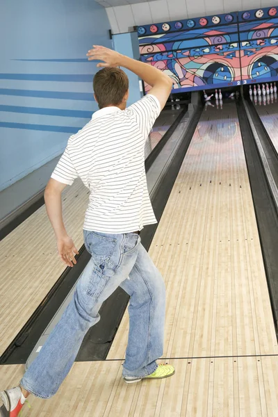 Jovem bowling — Fotografia de Stock