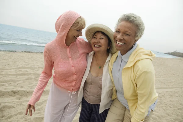 Друзья-женщины, гуляющие по пляжу — стоковое фото