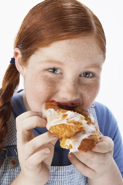 Overgewicht meisje eten gebak — Stockfoto