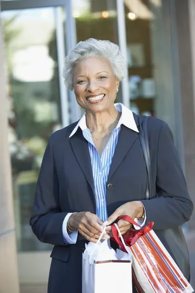 Frau mit Einkaufstüten — Stockfoto