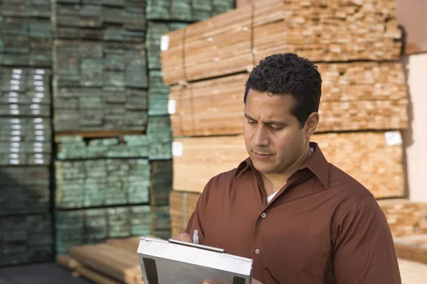 Male supervisor stock taking in warehouse — Stock Photo, Image