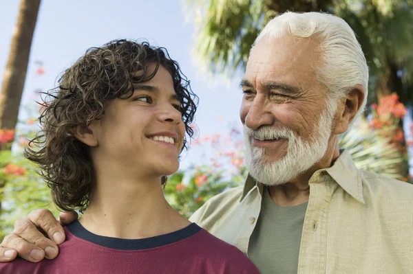 Garçon avec grand-père — Photo