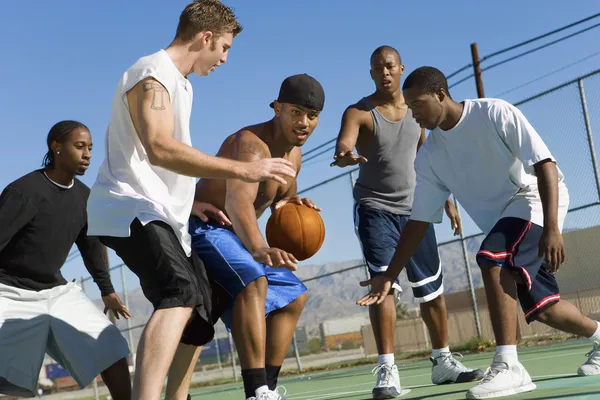 Vrienden spelen basketbal — Stockfoto