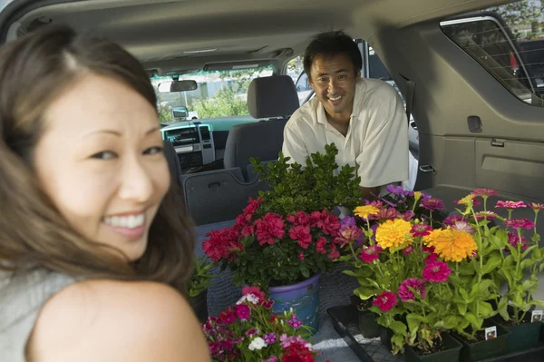 Pareja Cargando flores — Foto de Stock