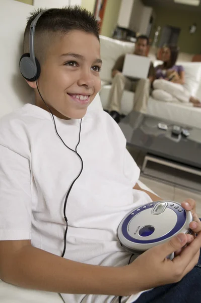 Niño escuchando música —  Fotos de Stock