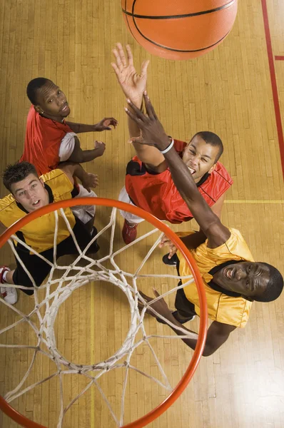 Jugador tratando de golpear la bola de dunk — Foto de Stock