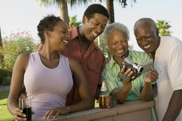 Familjen på grill — Stockfoto