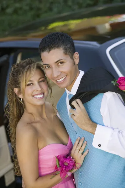 Bem vestido casal adolescente — Fotografia de Stock