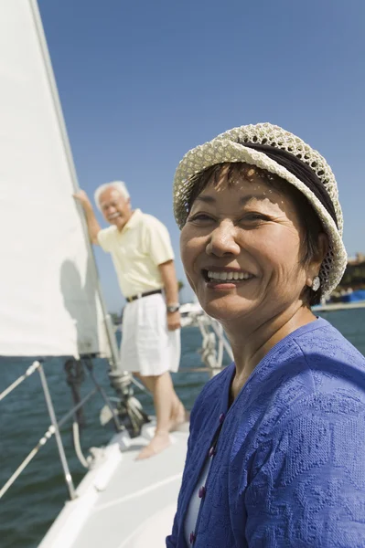 Frau lächelt auf Segelboot — Stockfoto