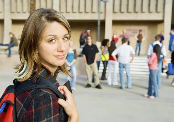 Kvinnlig student på college campus — Stockfoto