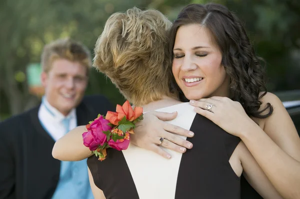 Vrienden knuffelen op prom — Stockfoto