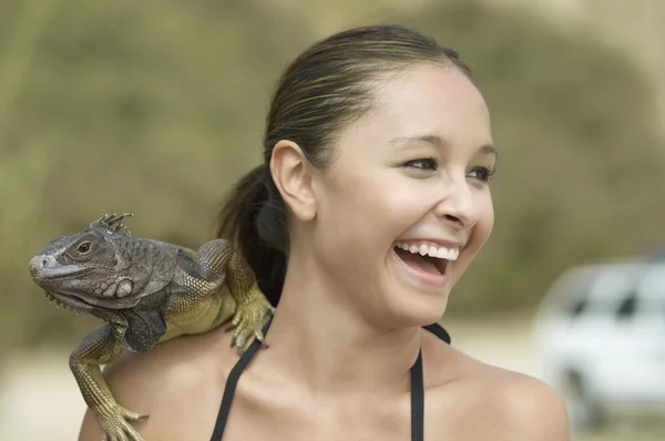 鬣蜥在她肩上的女人 — 图库照片