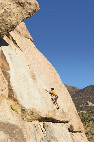 Homem Escalada em Cliff — Fotografia de Stock