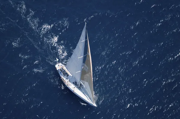 Zeilboot op oceaan — Stockfoto