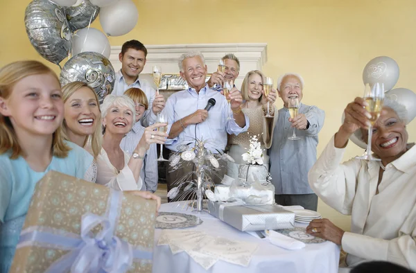 Famiglia e amici brindare champagne — Foto Stock