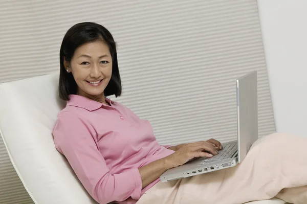 亚洲女性使用的便携式计算机 — 图库照片