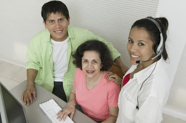 Família no computador — Fotografia de Stock