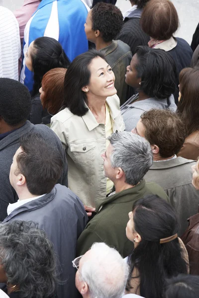 Vrouw omringd door mensen — Stockfoto