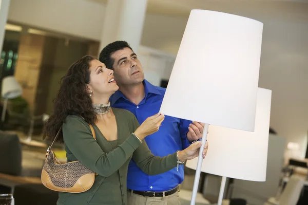 Paar winkelen voor lampen — Stockfoto