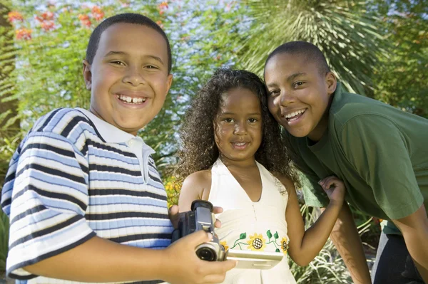 Hermanos y hermanas jugando con la cámara de vídeo — Foto de Stock