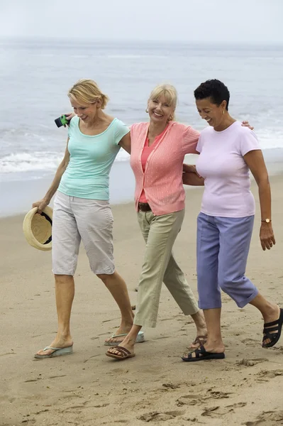 Donne che camminano sulla spiaggia — Foto Stock