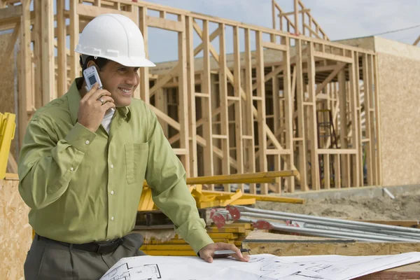 Travailleur de la construction avec téléphone portable — Photo