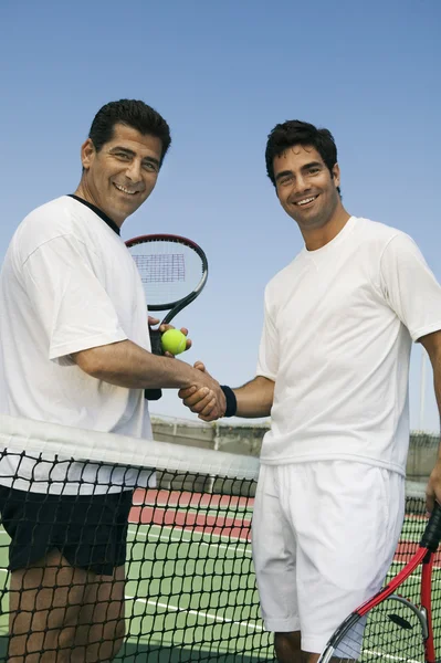 Jugadores de tenis estrechando las manos — Foto de Stock