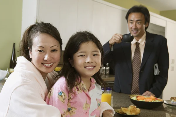 Familjen äter frukost — Stockfoto