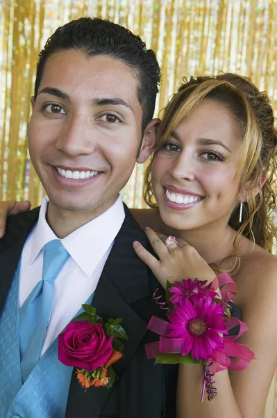 Adolescentes no baile escolar — Fotografia de Stock