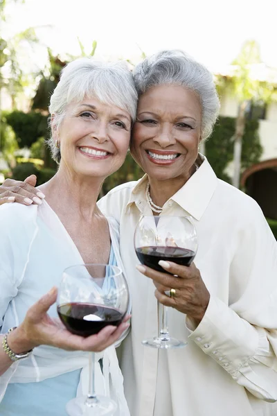 Friends outside with wine glasses — Stock Photo, Image