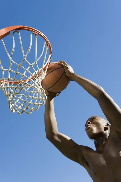 Homem dunking basquete — Fotografia de Stock